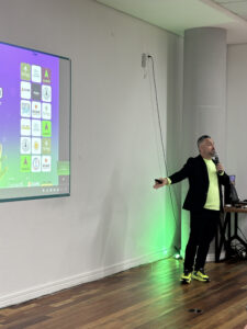 CEO Eduardo Sales destacando uso de tecnologias para SST